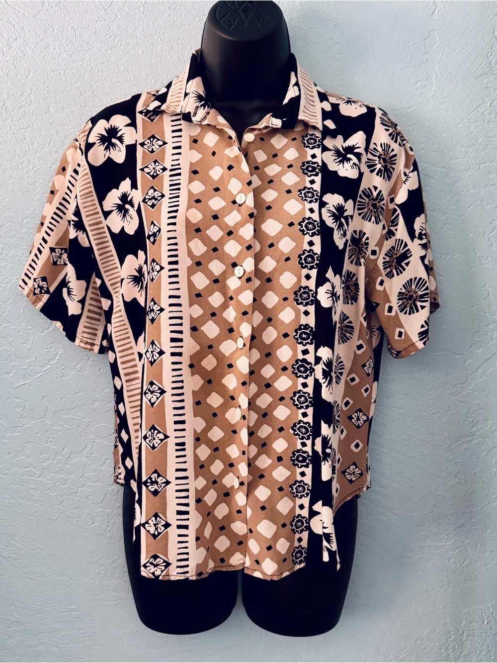 Button-Front Hawaiian Floral & Geometric Print Short-Sleeve Shirt Black & Tan